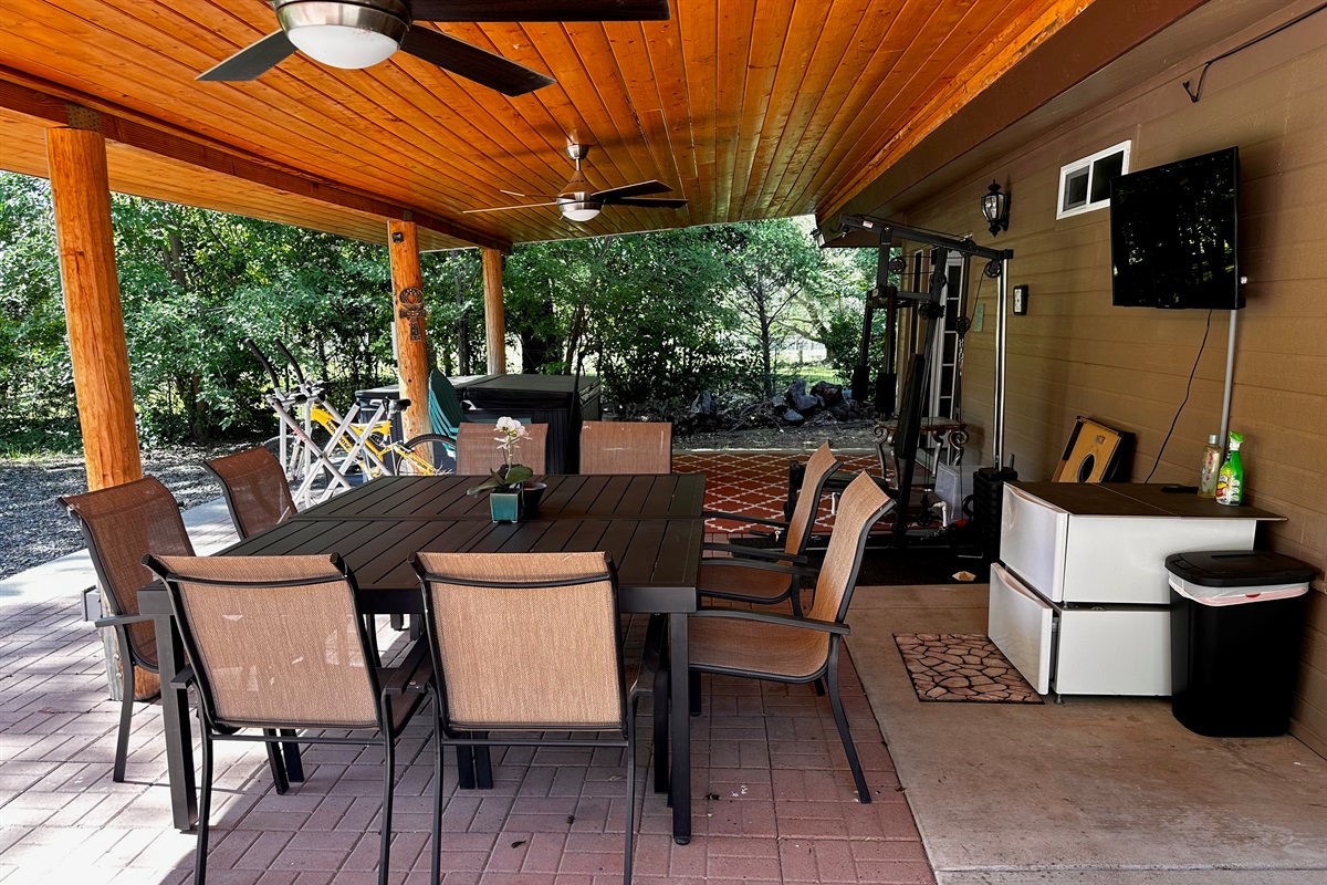 Patio dining (seats 8)