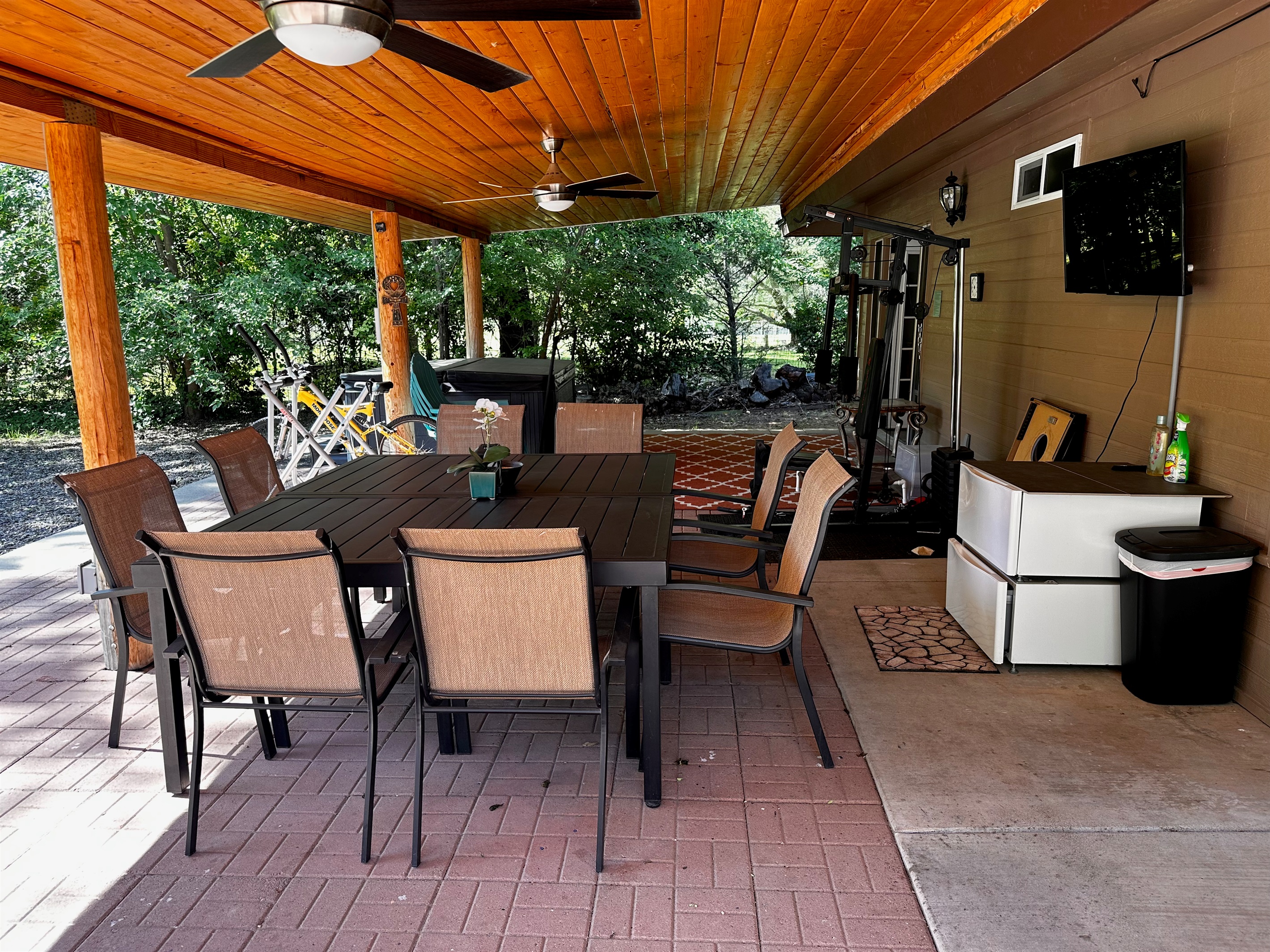 Patio dining (seats 8)