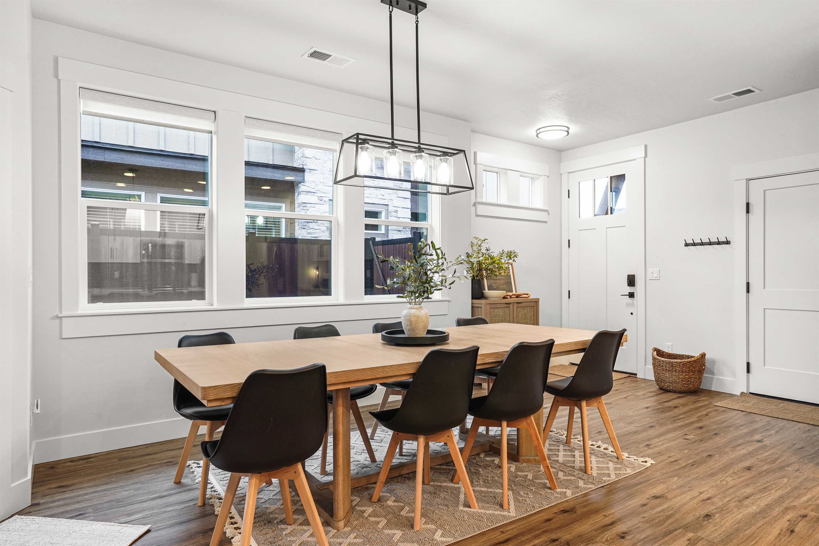 Enjoy large family meals at this beautiful modern dining table.