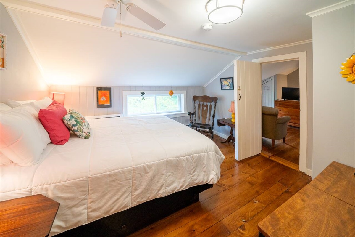 Queen Bed Sleeps 2- Bathroom in Hallway