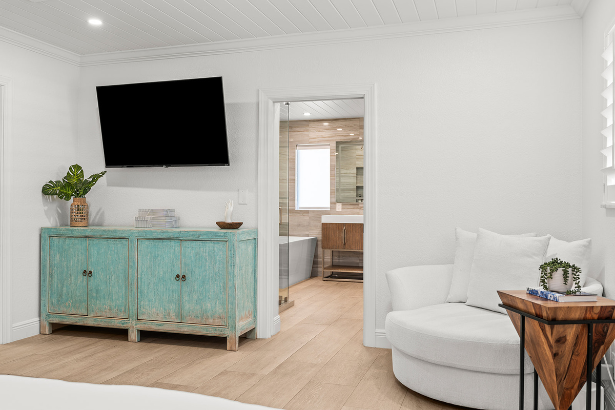 ✨ Settle into a stylish retreat featuring a cozy sitting area and Smart TV for relaxing evenings in.