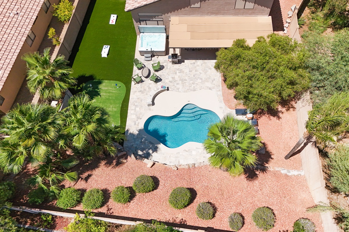 Huge Backyard Paradise w/Heated Pool