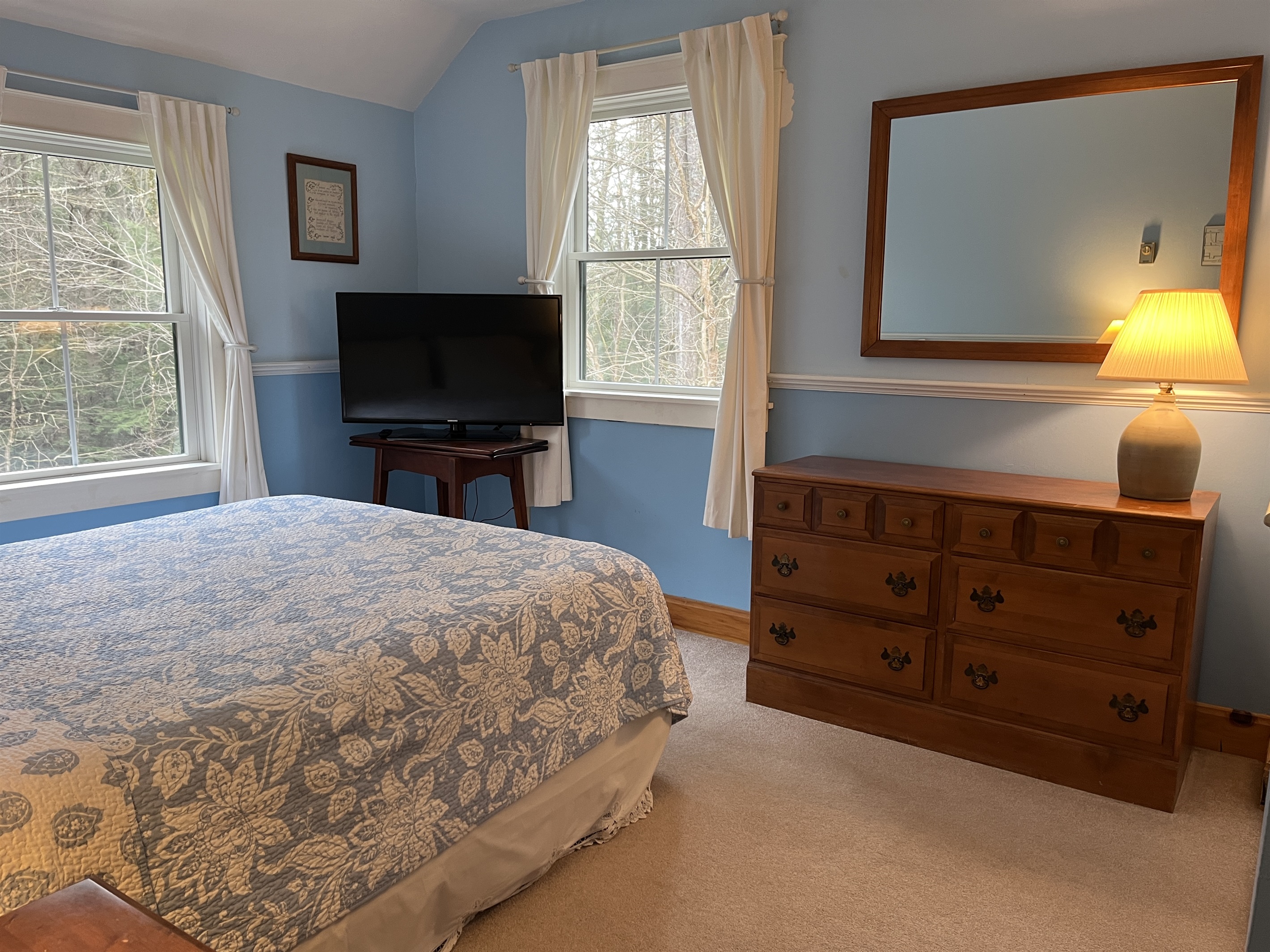 Queen bedroom with SmartTv
