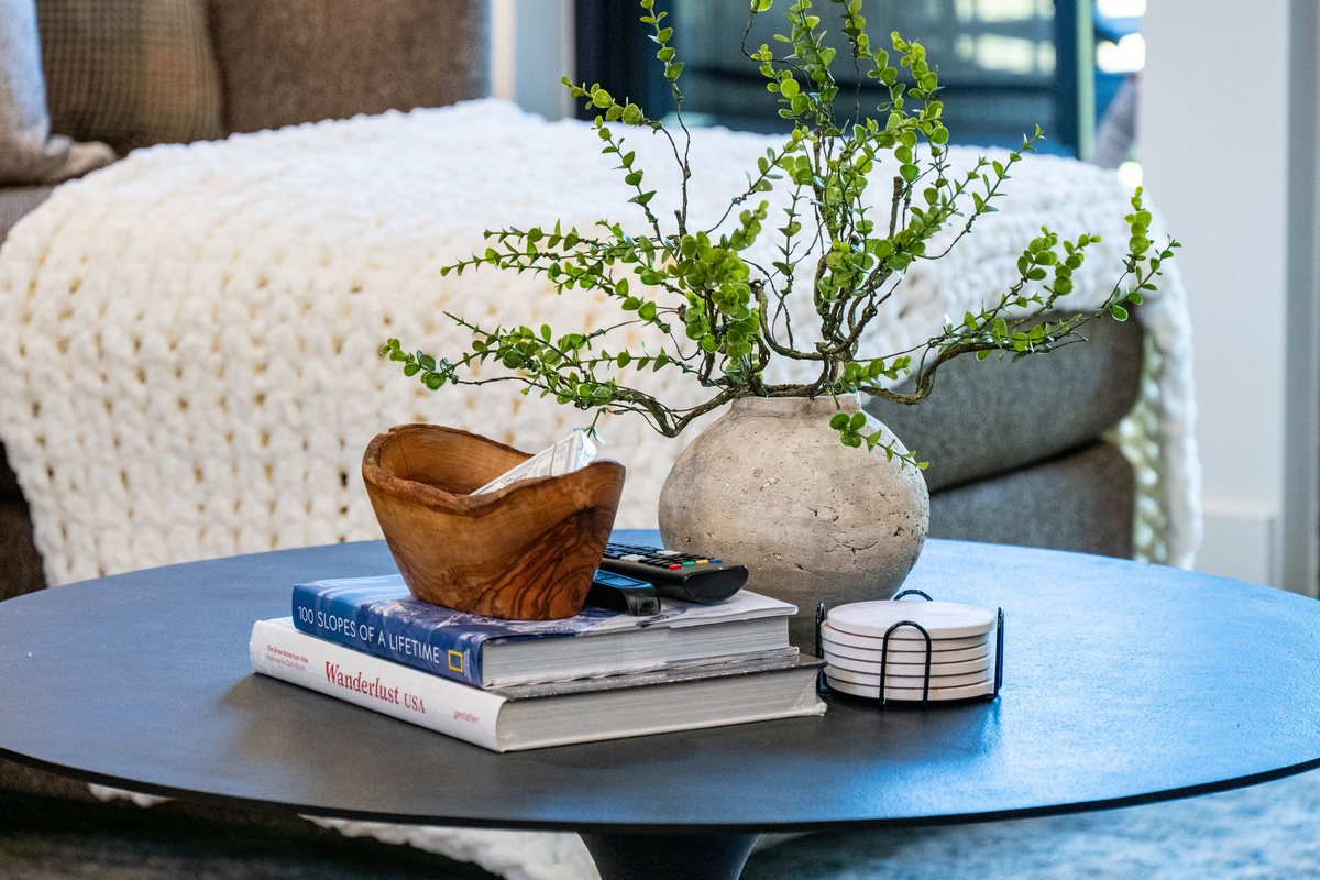 Simple mountain-inspired décor adds warmth and character throughout.