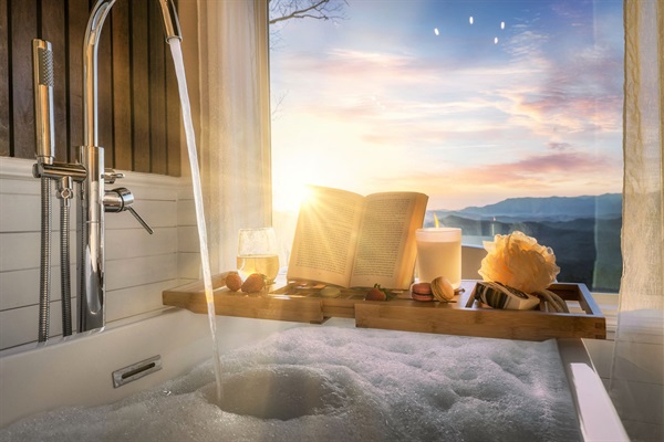 Need to soothe those tired muscles after a long day of hike? How about a WARM BUBBLE BATH while enjoying that MAJESTIC MOUNTAIN VIEW right in front of you. The mountain is calling your name :)