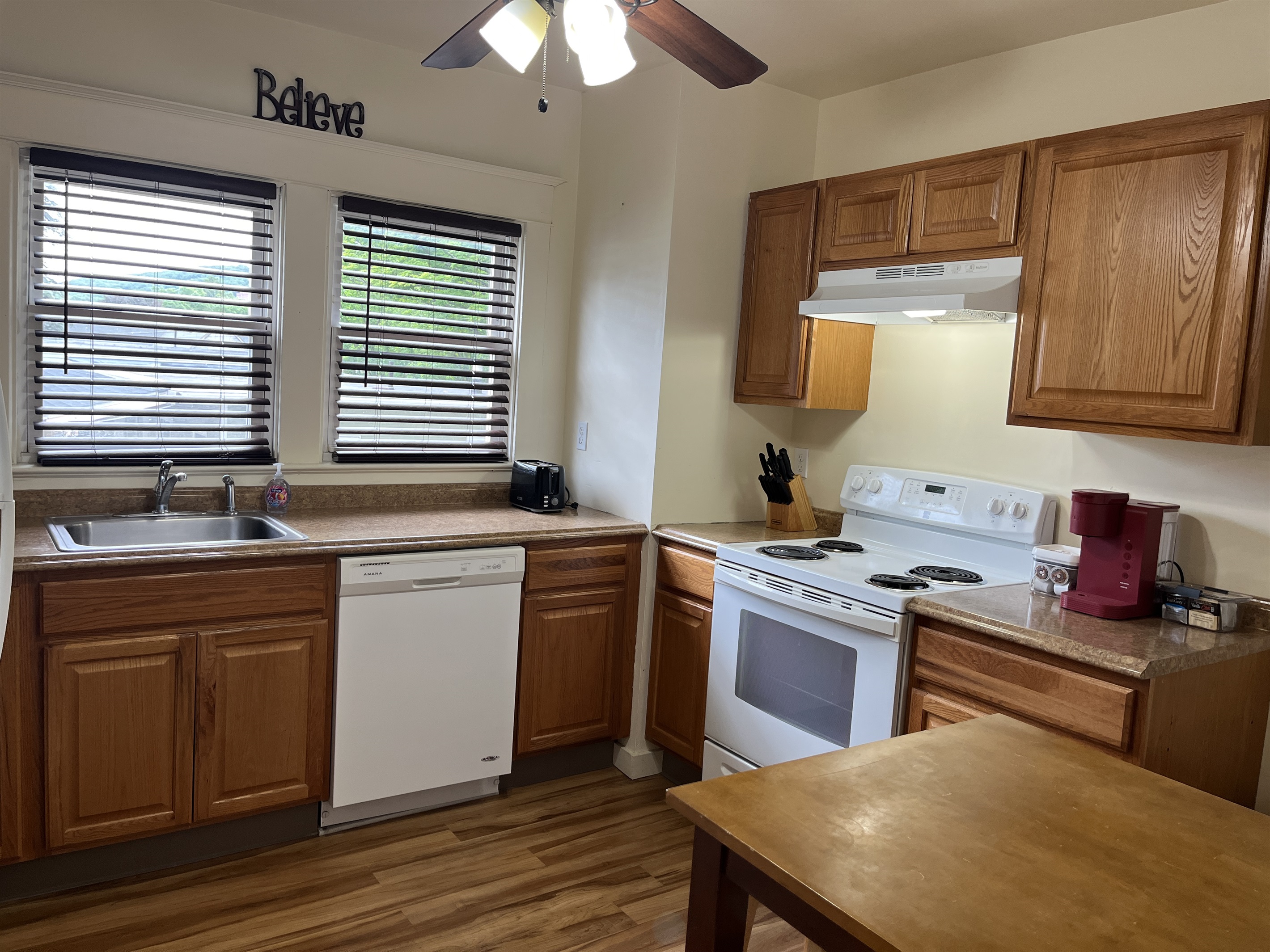 Eat-in kitchen w/ dishwasher