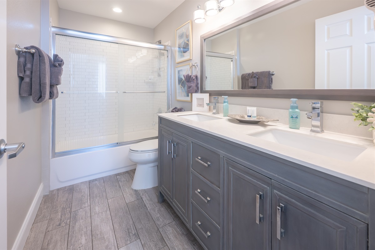Clean and spacious Master En Suite bathroom