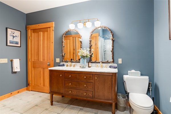 1st fl bath w/soaking tub & 2nd set of w/d