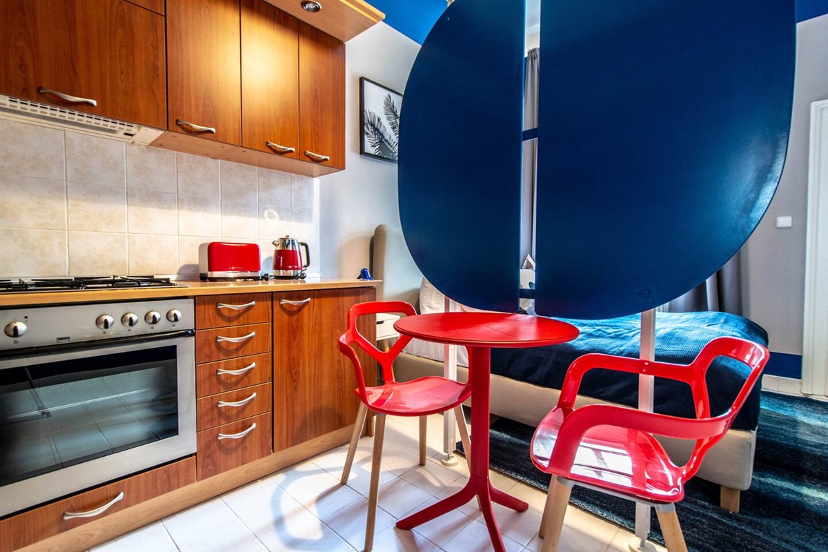 Fully equipped kitchen: an oven, a fridge, a stove, a dishwasher, a microwave, a kettle, a toaster, a coffee maker and crockery