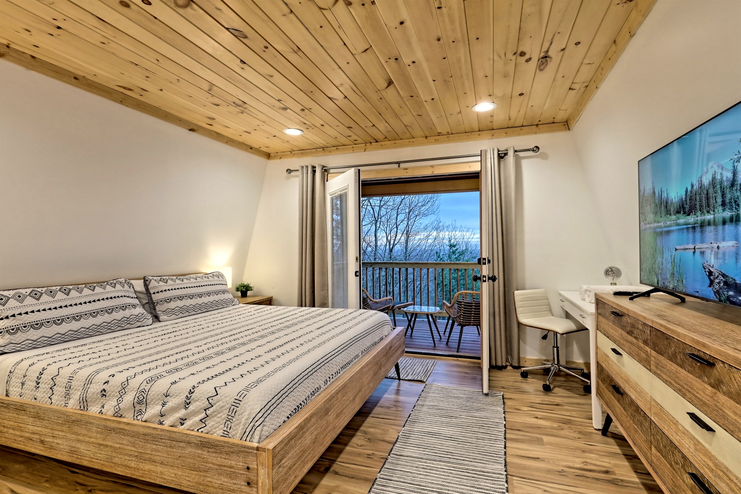 2nd floor king size bed