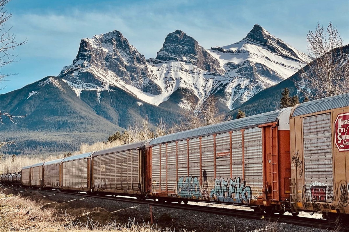 Three Sisters in Canmore and lots of train spotting!