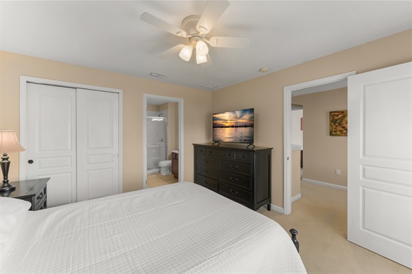 Queen Bedroom w/ En-Suite Bathroom