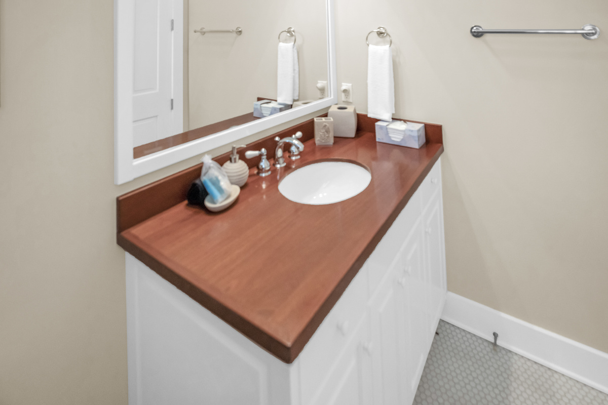 1st floor Queen bedroom ensuite bathroom.