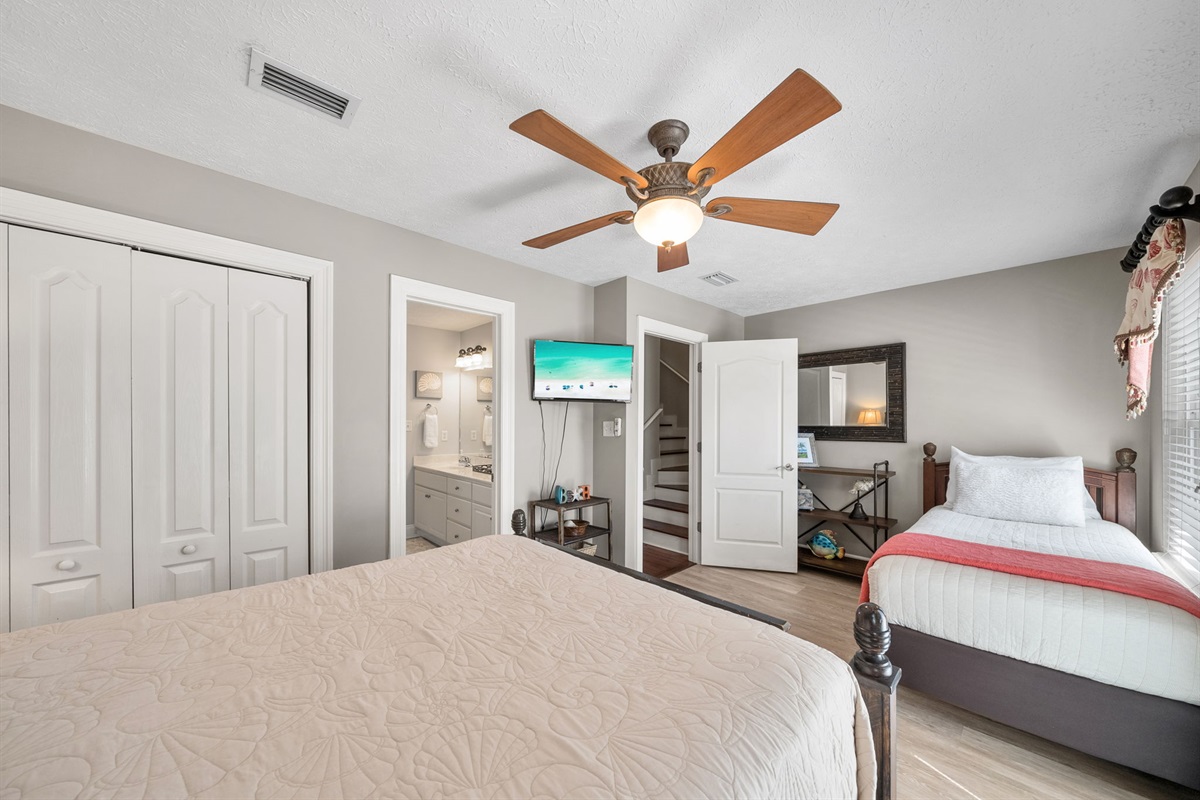 2nd Floor Queen & Twin Bed Room with comfy beds for all!