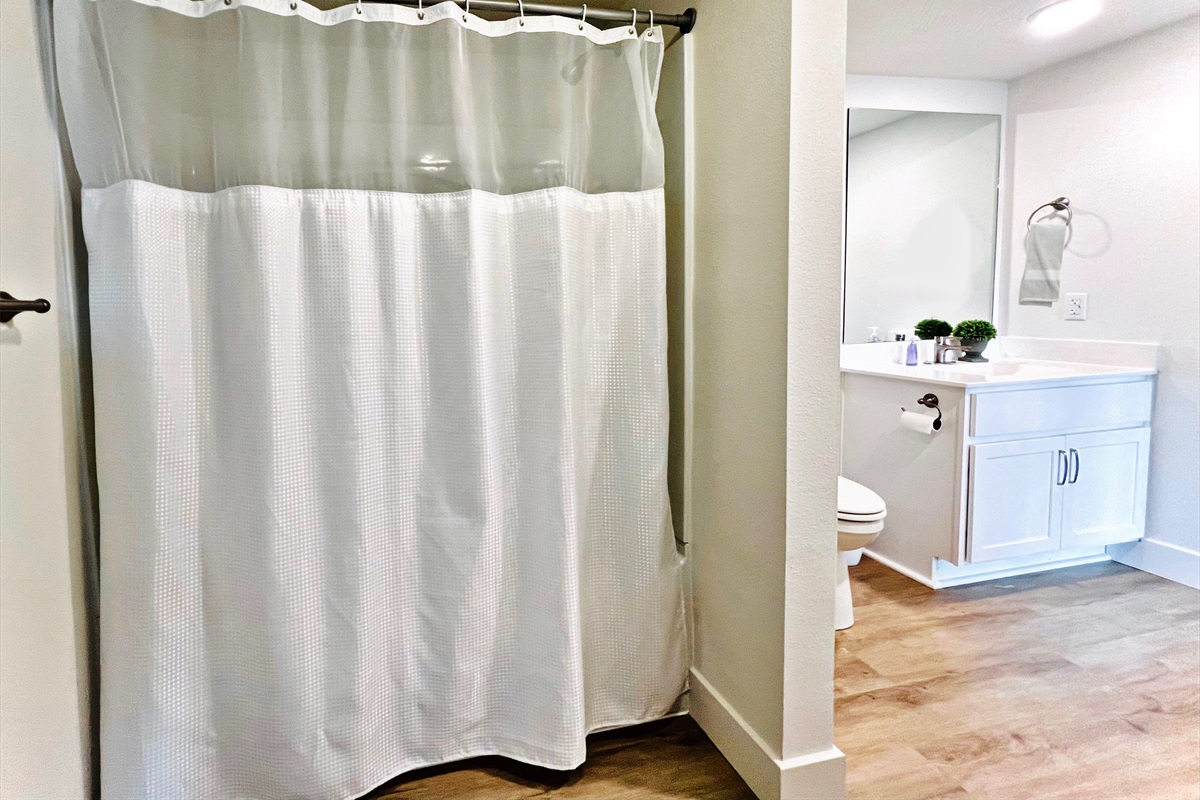 King bedroom's ensuite bathroom