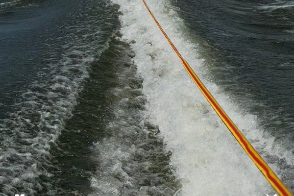 💦 Ride the waves on your lakefront getaway! 🌊  Our boat cruises aren’t just relaxing — they’re adventure-ready! From sunset rides to adrenaline-filled tubing, we bring the fun right to your stay.