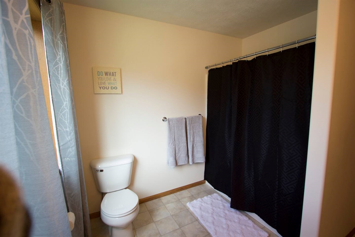 Full bathroom 1.
