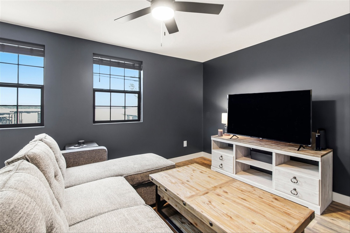 The Loft on Waterbury - Relax and watch TV