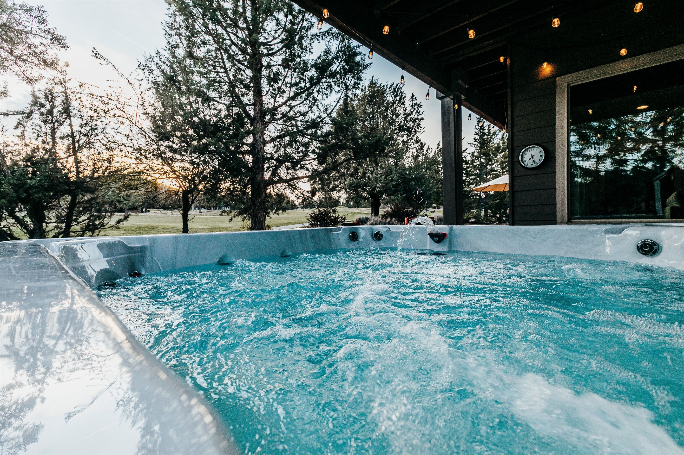 Unwind in your private hot tub w/ views of the fairway and Central Oregon skies