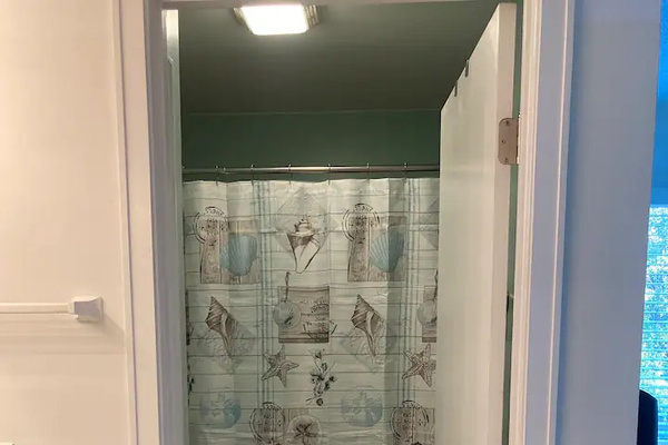2nd Bath with tub/shower combo