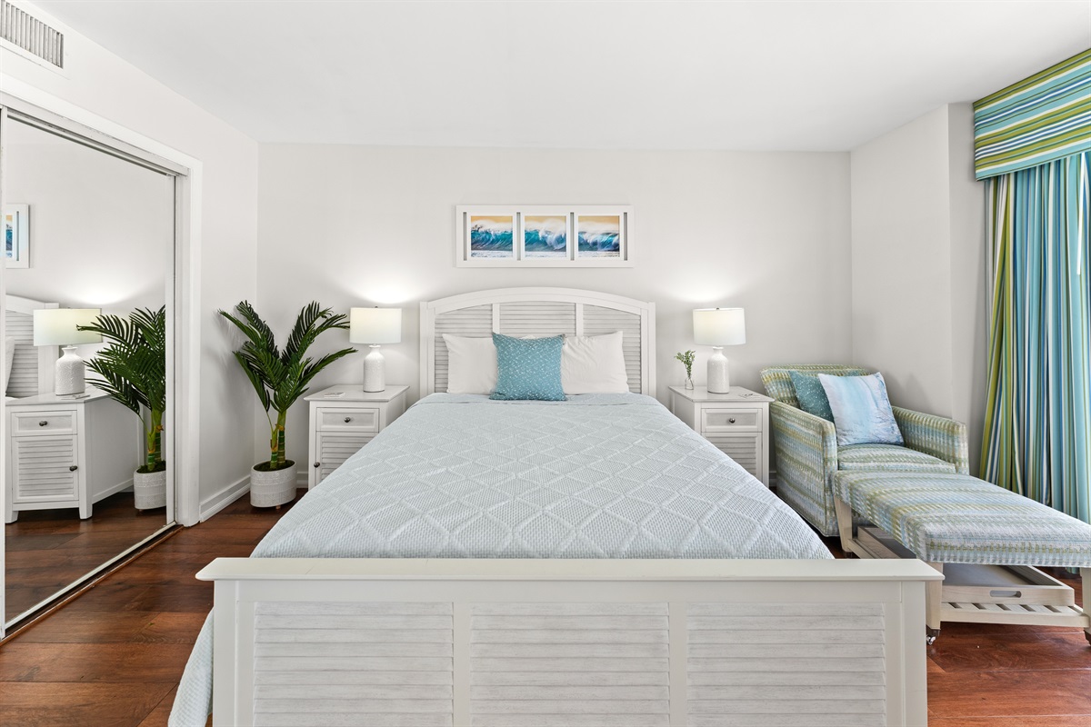 Lovely 2nd Bedroom with queen bed and Twin slide out chair