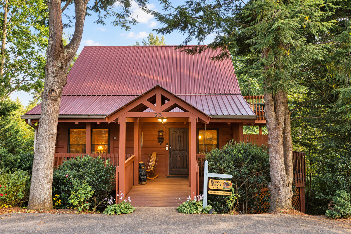 Luxury Smoky Mountain log cabin with National Park views — peaceful, private, and minutes to downtown Gatlinburg.