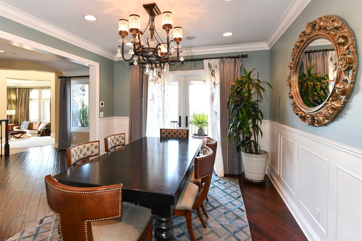 Dining room that seats 6.