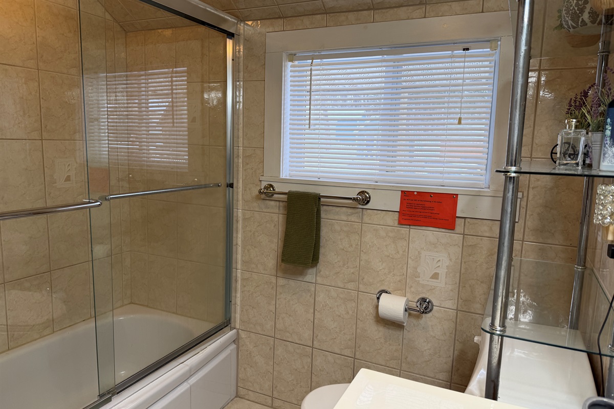 2nd floor bathroom with tub/shower