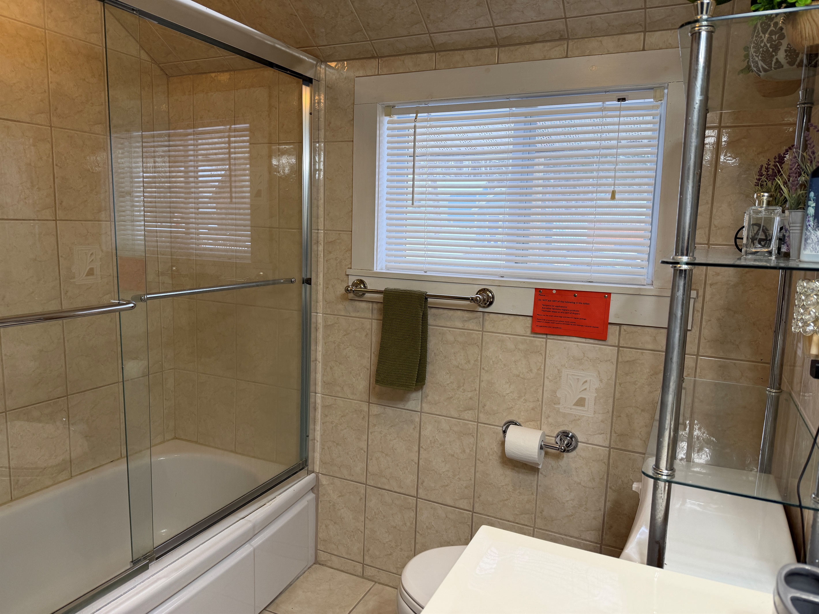 2nd floor bathroom with tub/shower