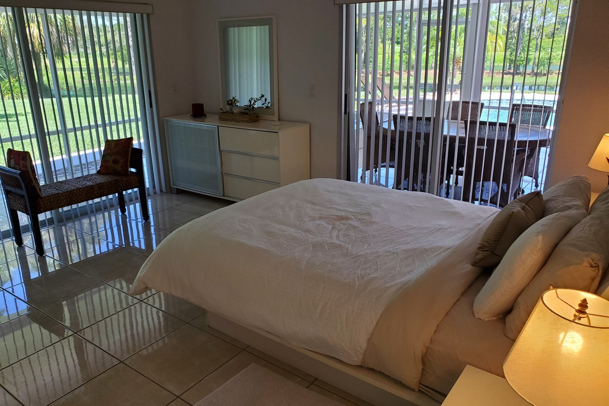 Master Queen bedroom with lanai views