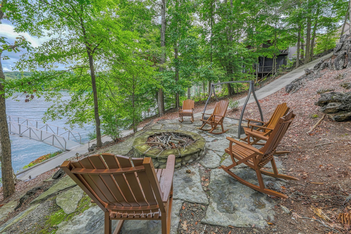 Enjoy The Fall With The Outdoor Firepit, And Fabulous Lake Views