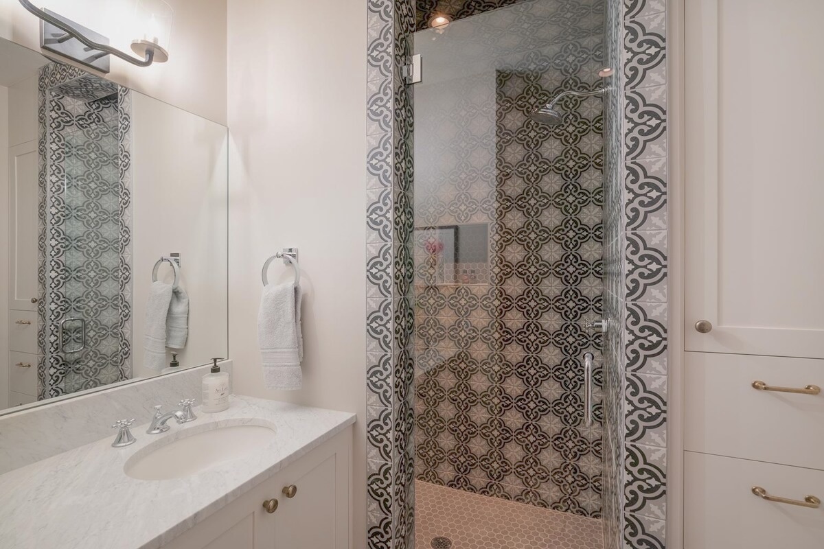 BR 2- En Suite Bath view 2