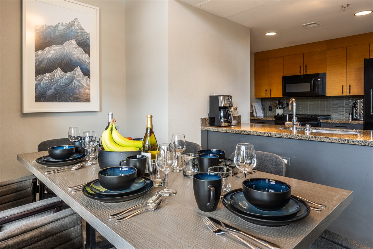 A relaxed and open concept dining space for shared meals, morning coffee, or planning the day’s adventures.