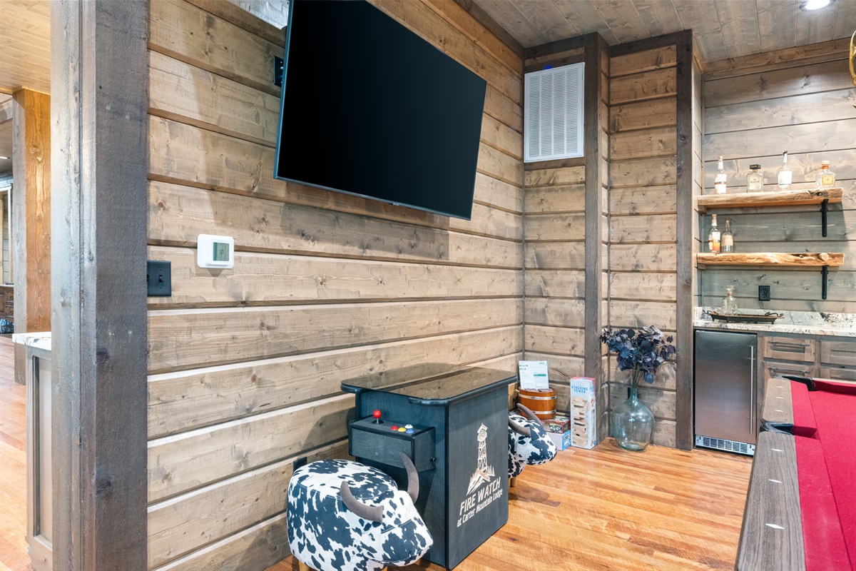 Entertainment nook with large-screen TV and relaxing cabin atmosphere
