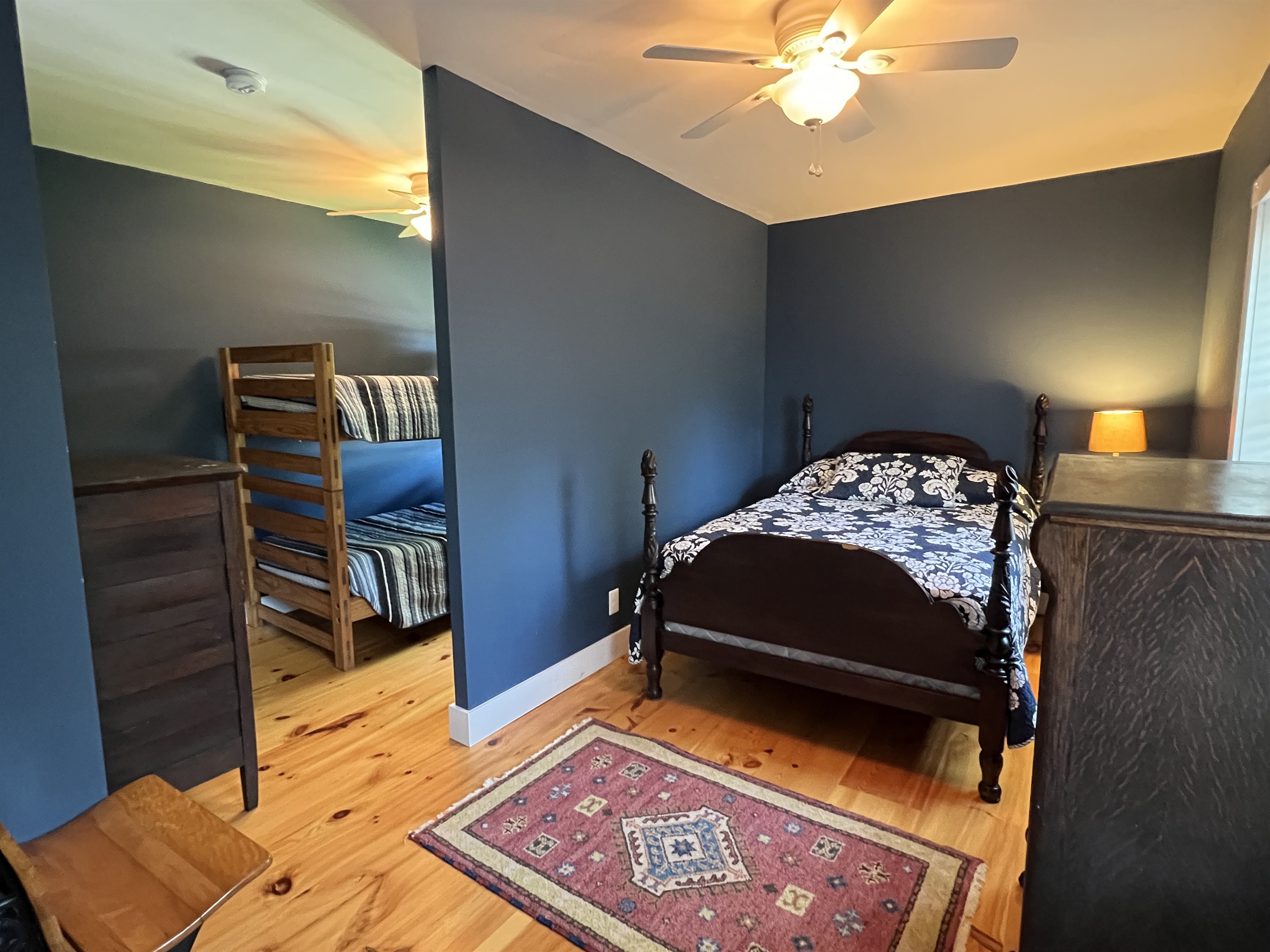 2nf floor family suite, 1 queen bed and 2 twins.