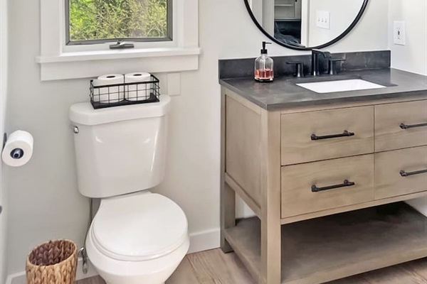 2nd fl Full bathroom!