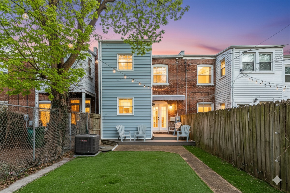 Charming Outdoor Retreat: Enjoy evenings under twinkling lights in a spacious private yard!