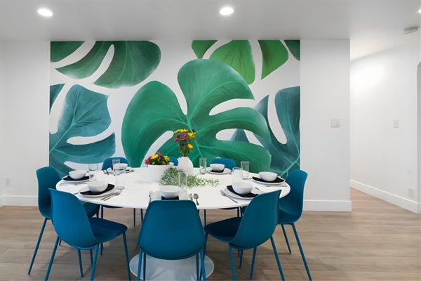 Modern dining for 8 with tropical vibes