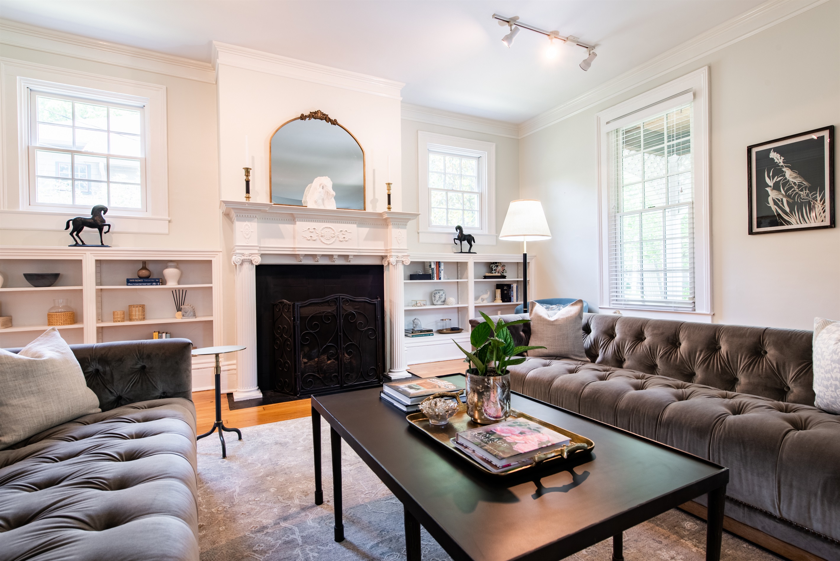 Cozy living room with comfy sofas, perfect for relaxing and unwinding.