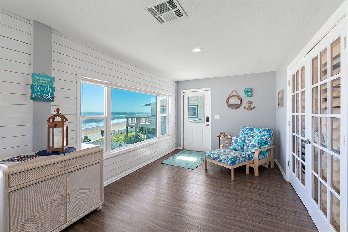 Coastal entry nook with a view to the sea