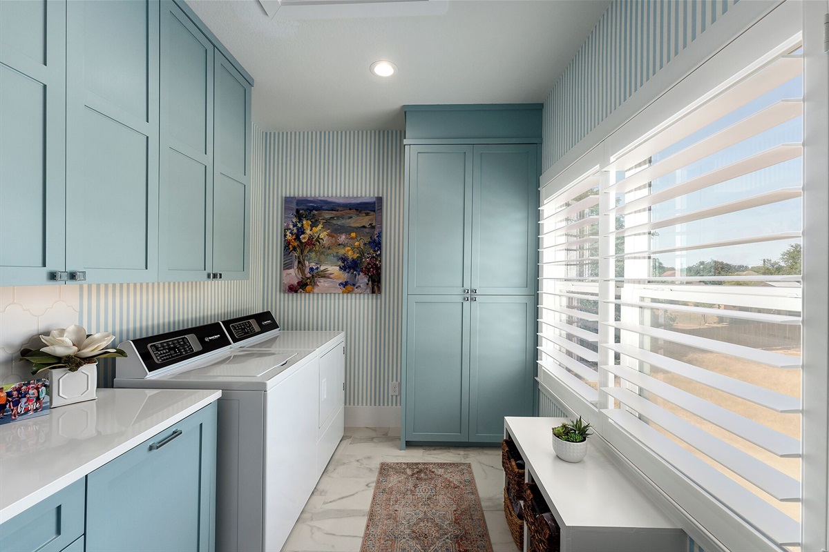 Spacious laundry room 