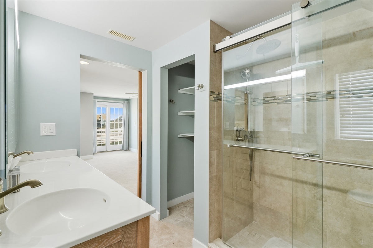 Private ensuite full bathroom with modern fixtures