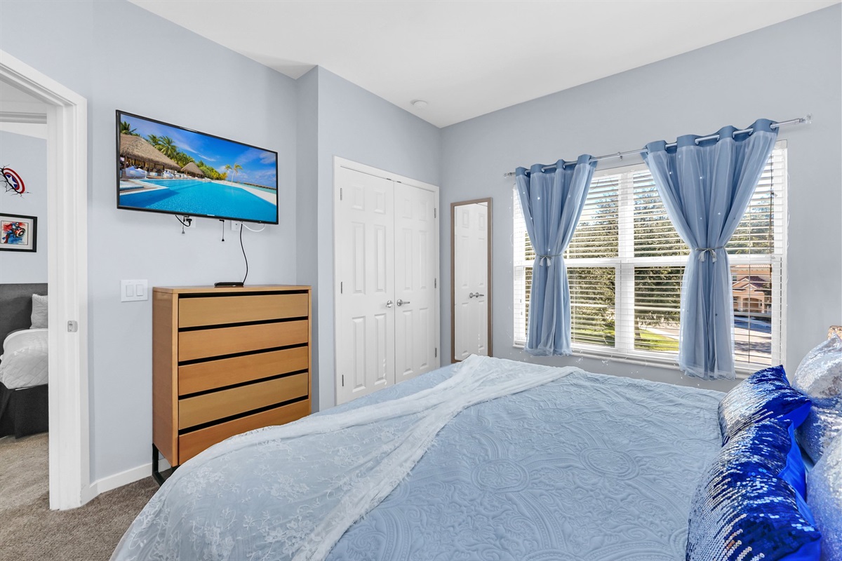 Guest room with king bed