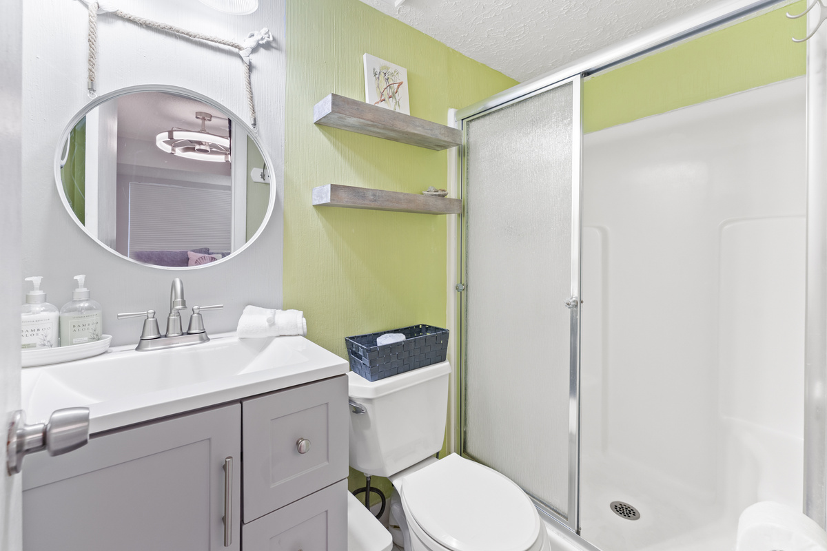 2nd Bathroom ensuite w/ walk-in shower