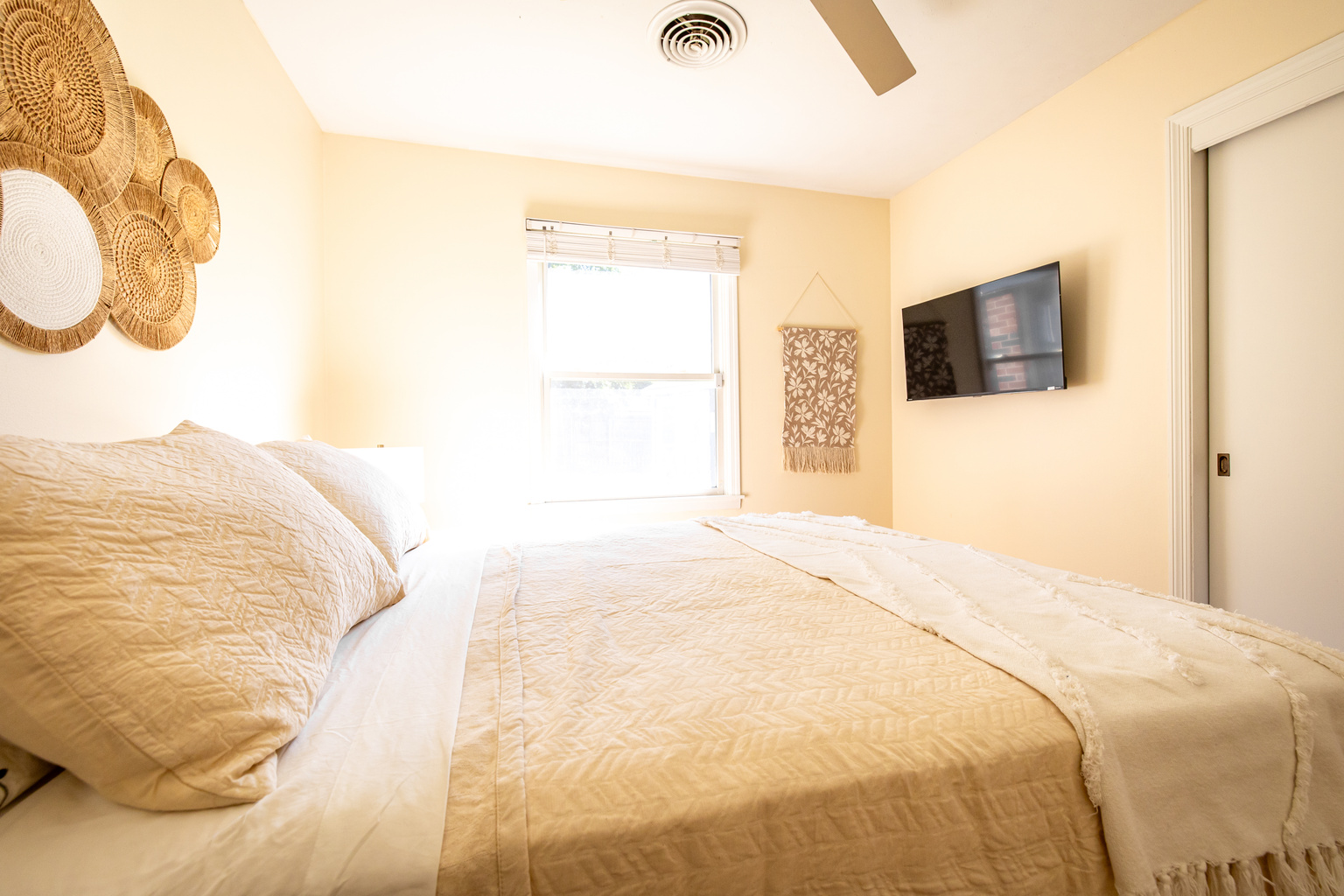 Bedroom 3. Queen bed + TV.