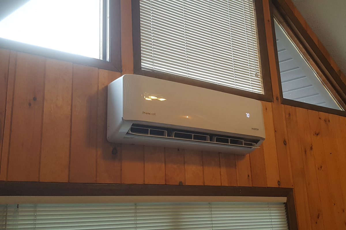 Split units with heat and airconditioning in living room for comfort