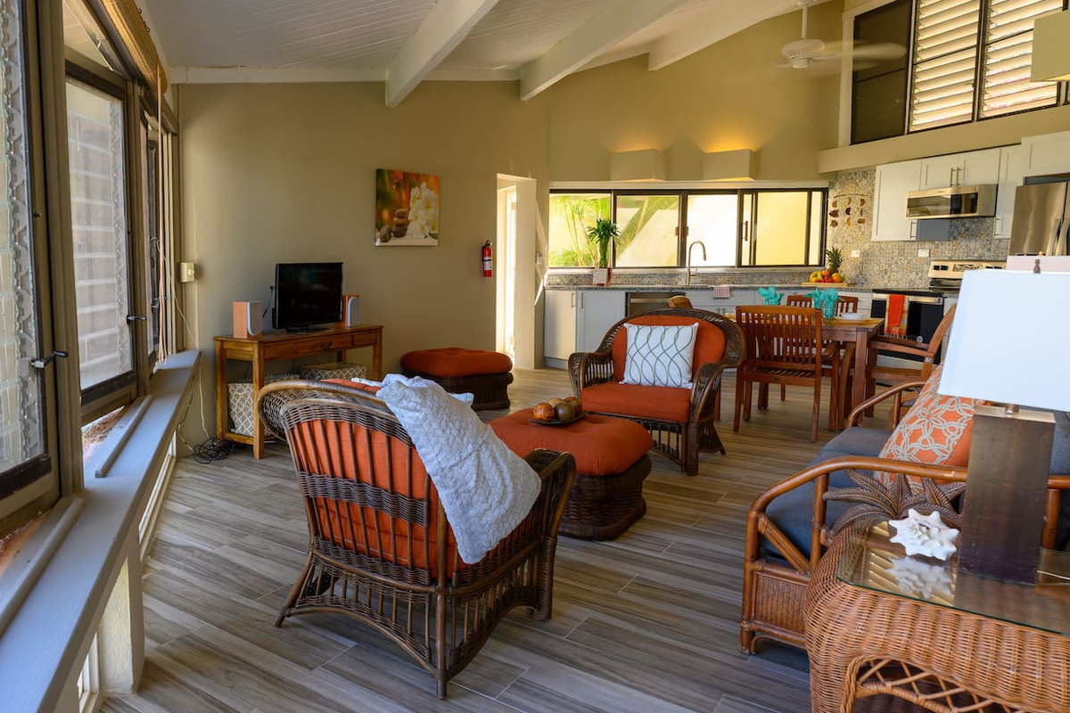 Living Room (angle 2)