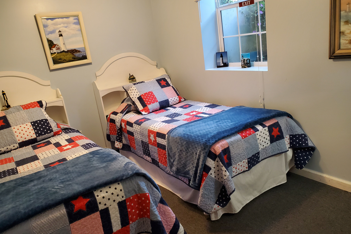 Twin bedroom