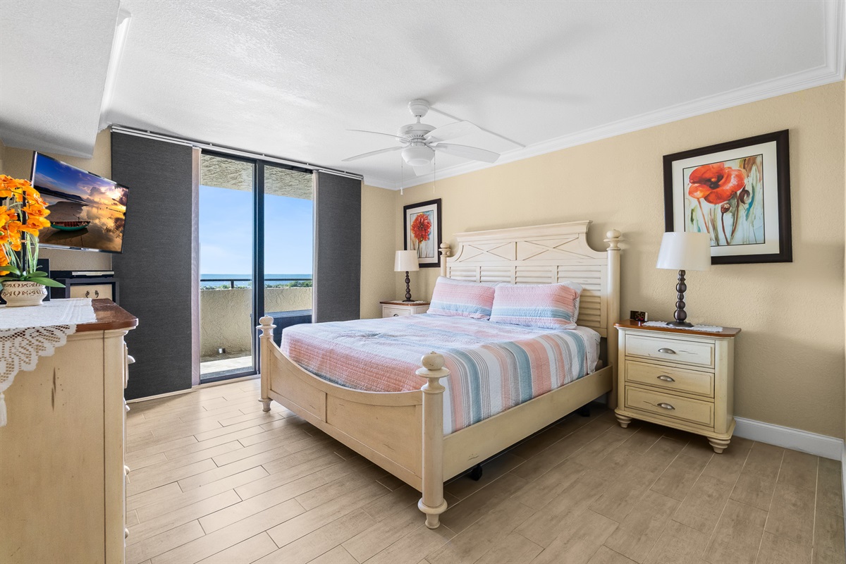 Primary Bedroom, King-sized bed