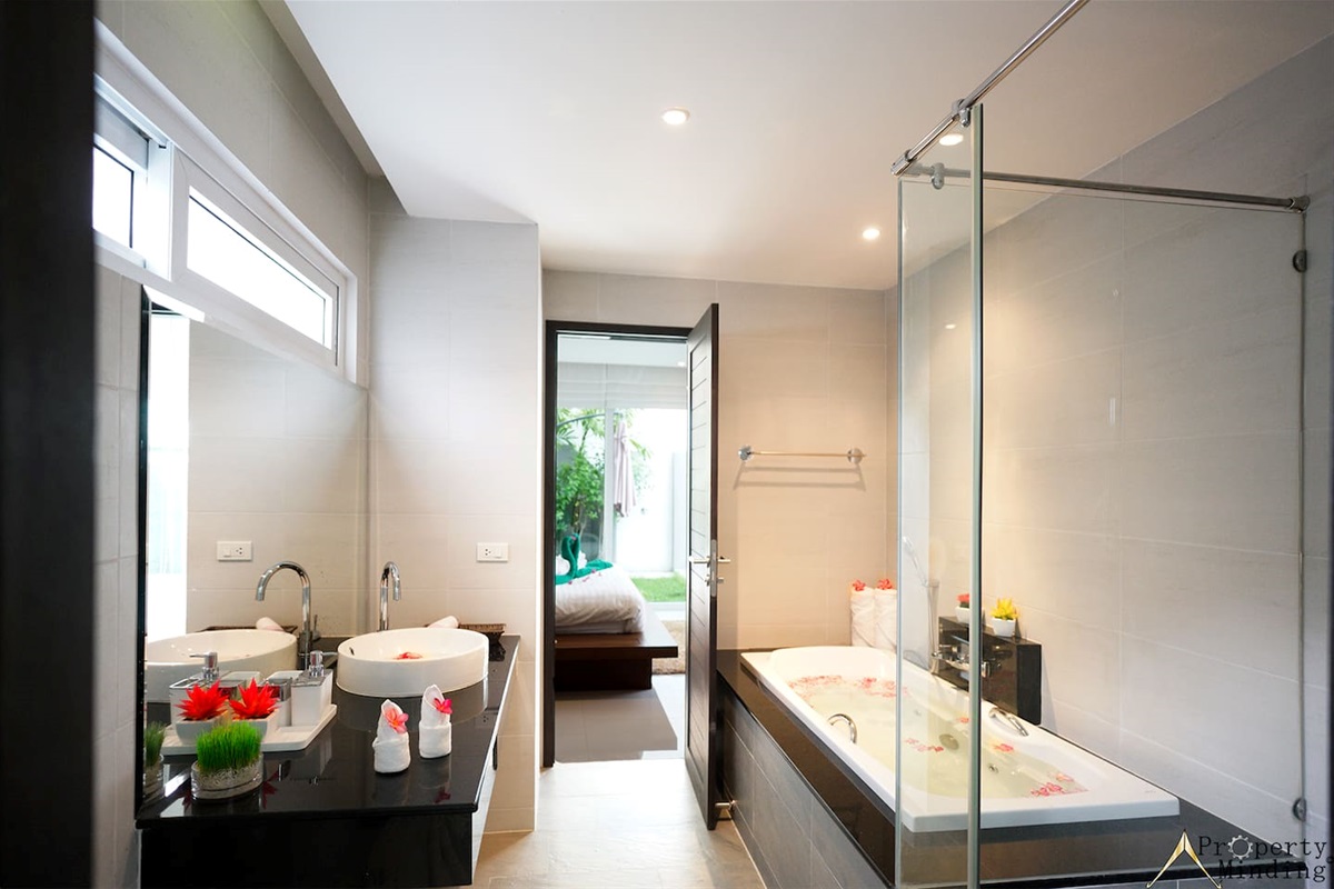 Second bedroom bathroom